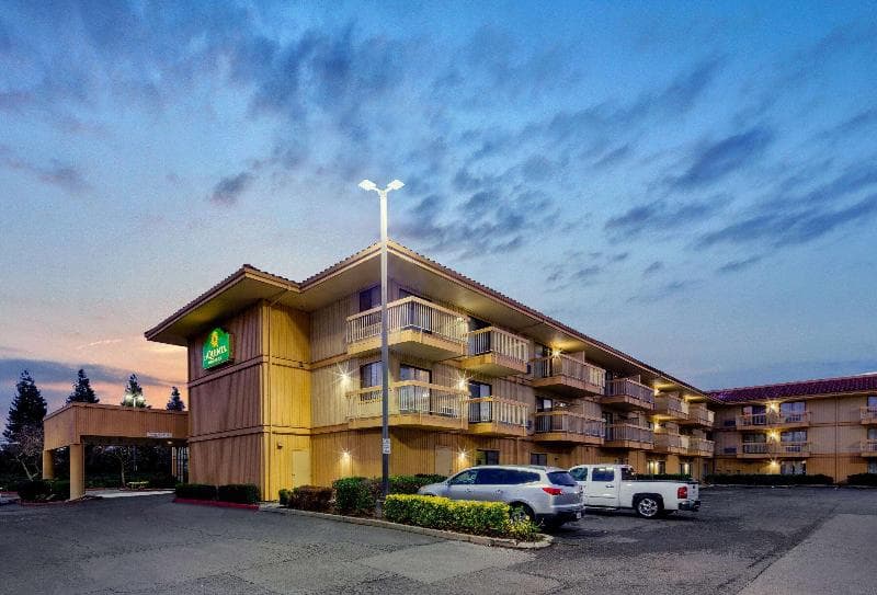 La Quinta Inn & Suites by Wyndham Oakland - Hayward 2