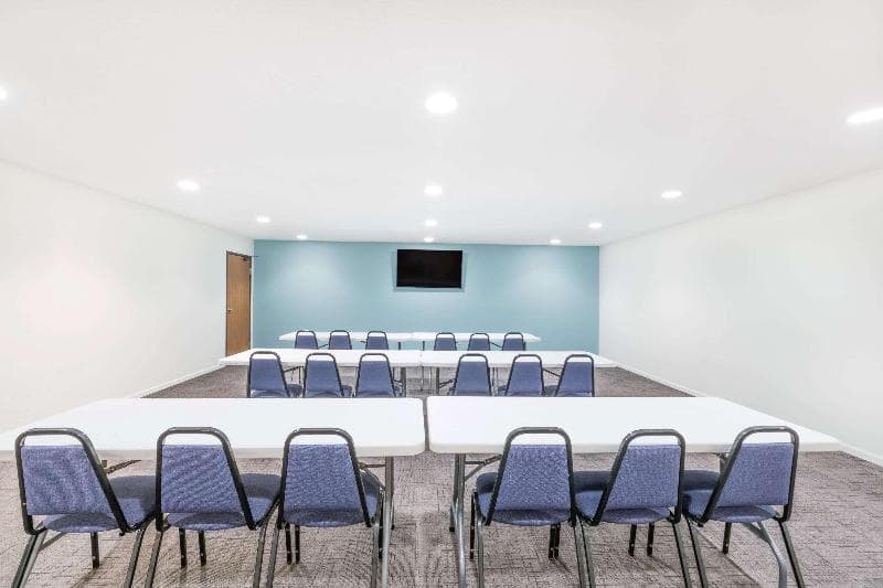 Super 8 By Wyndham West Point 5