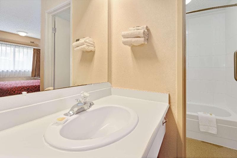 Days Inn By Wyndham Overland Park/Metcalf/Convention Center 4