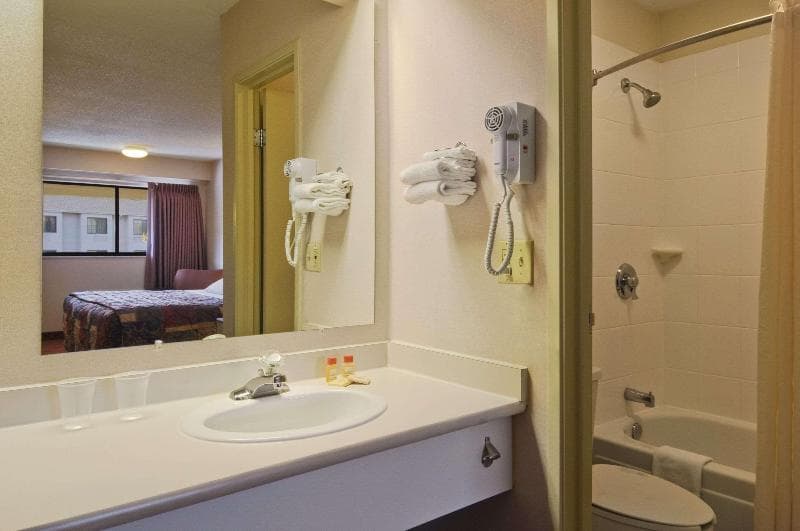 Days Inn By Wyndham Overland Park/Metcalf/Convention Center 5