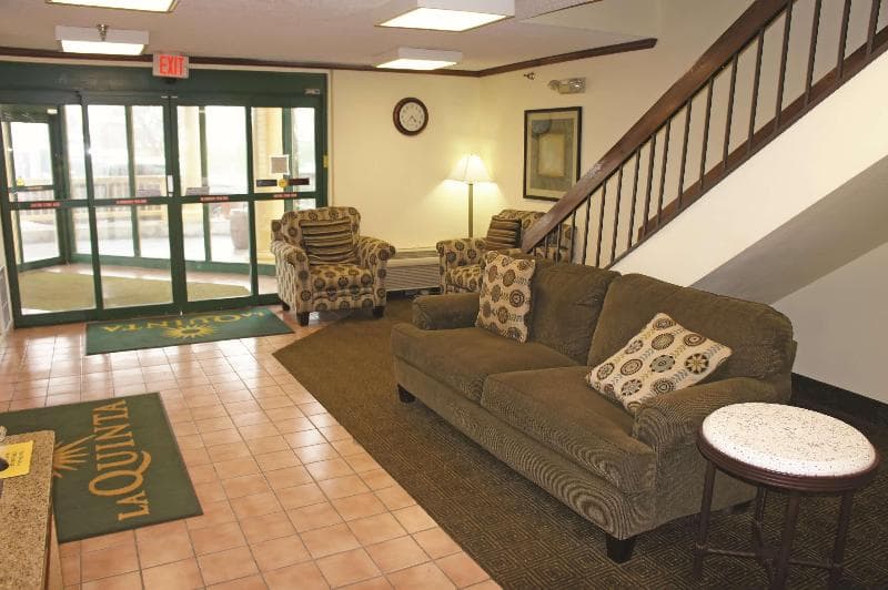 La Quinta Inn by Wyndham Omaha Southwest 5