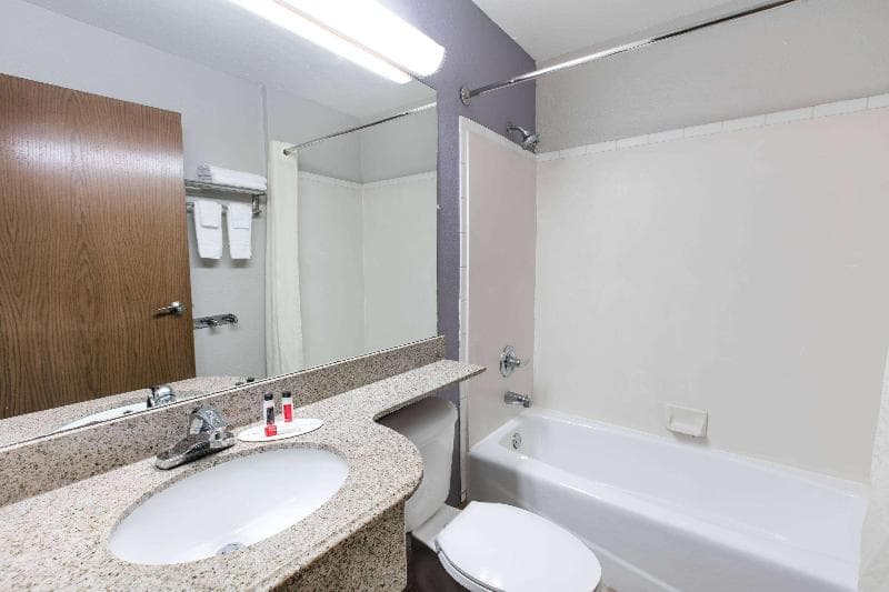 Microtel Inn & Suites by Wyndham Oklahoma City Airport 2