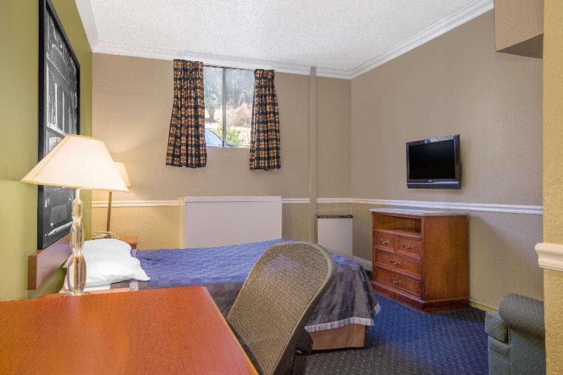 Super 8 By Wyndham Hayward Downtown photo 1