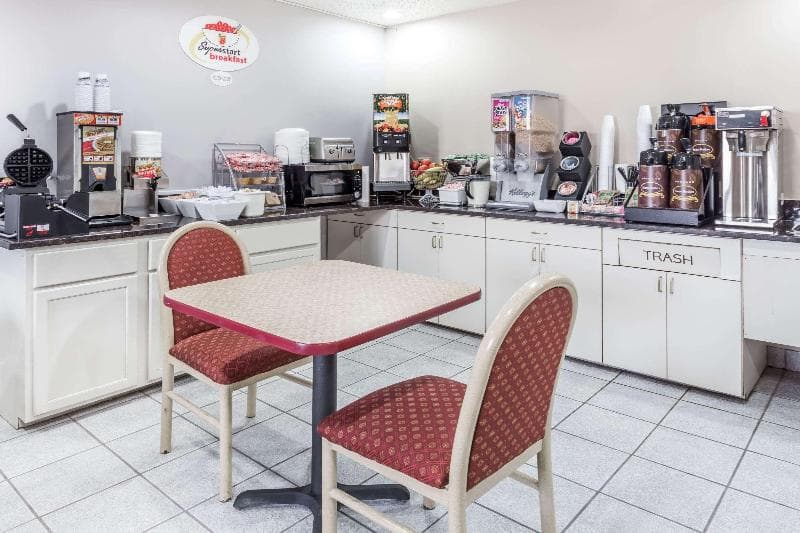 Super 8 by Wyndham Mundelein/Libertyville Area 2