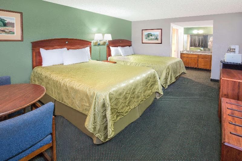 Days Inn By Wyndham Ontario Airport photo 1