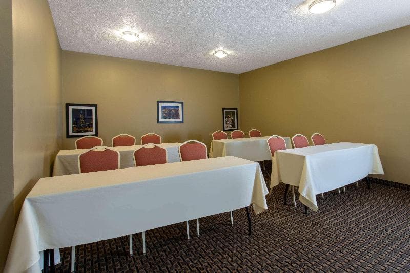 Ramada by Wyndham Glendale Heights/Lombard photo 1
