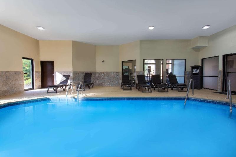 Ramada by Wyndham Glendale Heights/Lombard 5