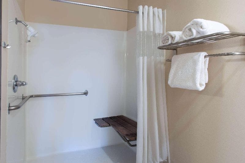 Ramada by Wyndham Glendale Heights/Lombard 2
