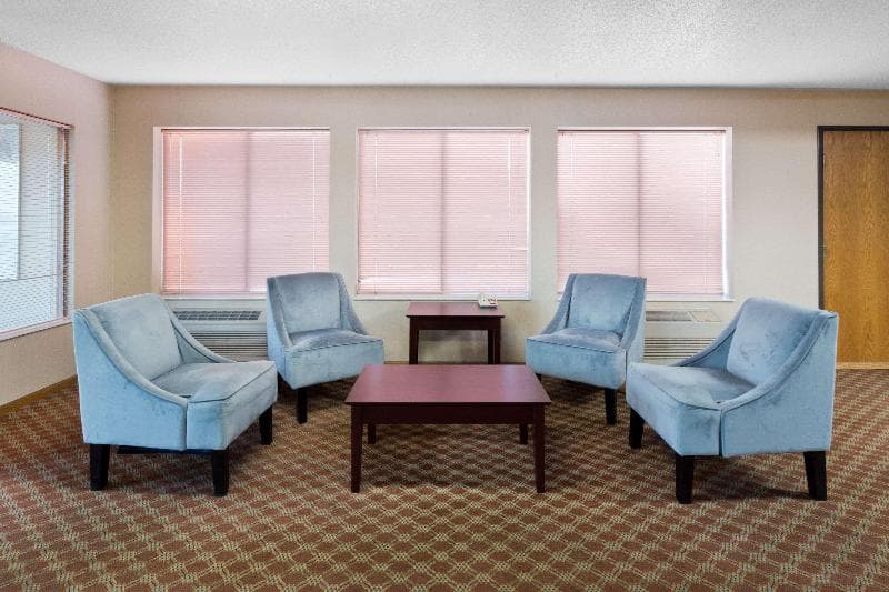 Super 8 by Wyndham Rochelle 4