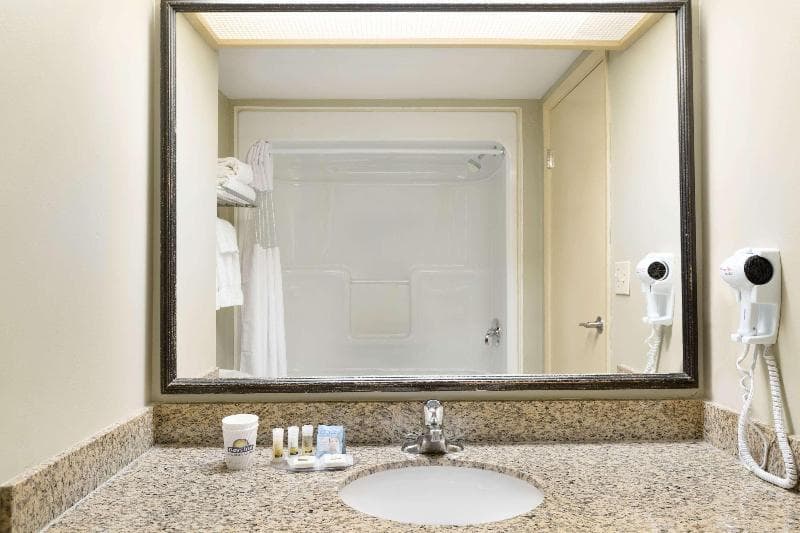 Days Inn by Wyndham Orillia 4