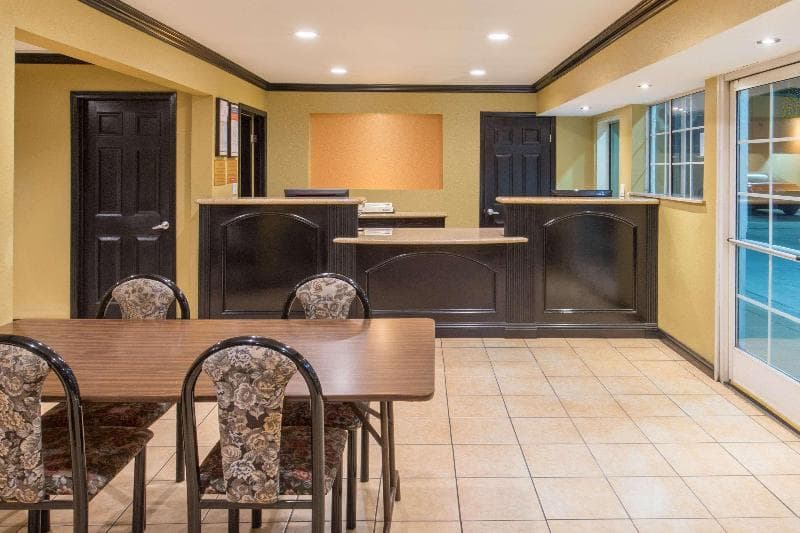 Ramada by Wyndham Ontario 4