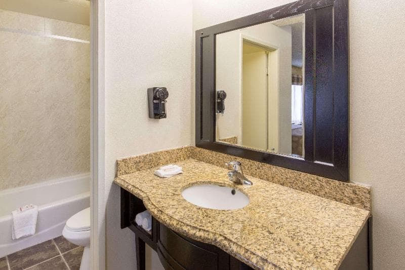 Ramada by Wyndham Ontario 5
