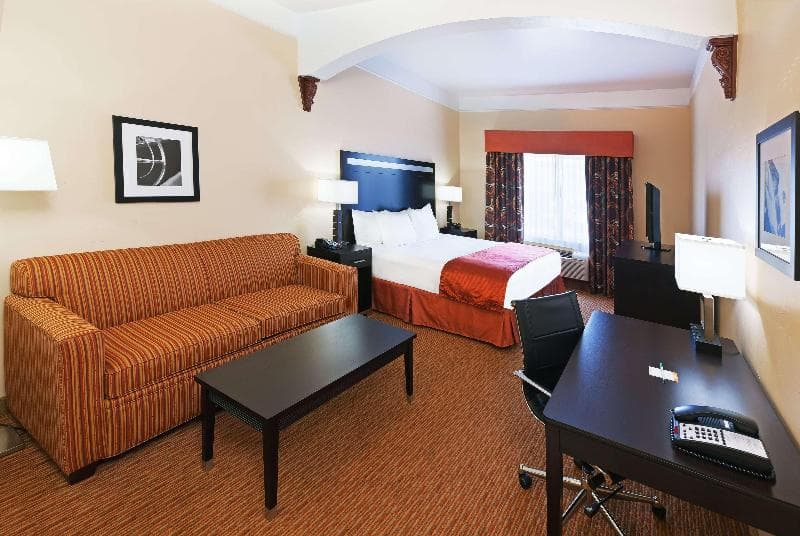La Quinta Inn & Suites Okc North - Quail Springs photo 1
