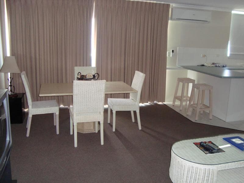 Grosvenor Beachfront Apartments 3