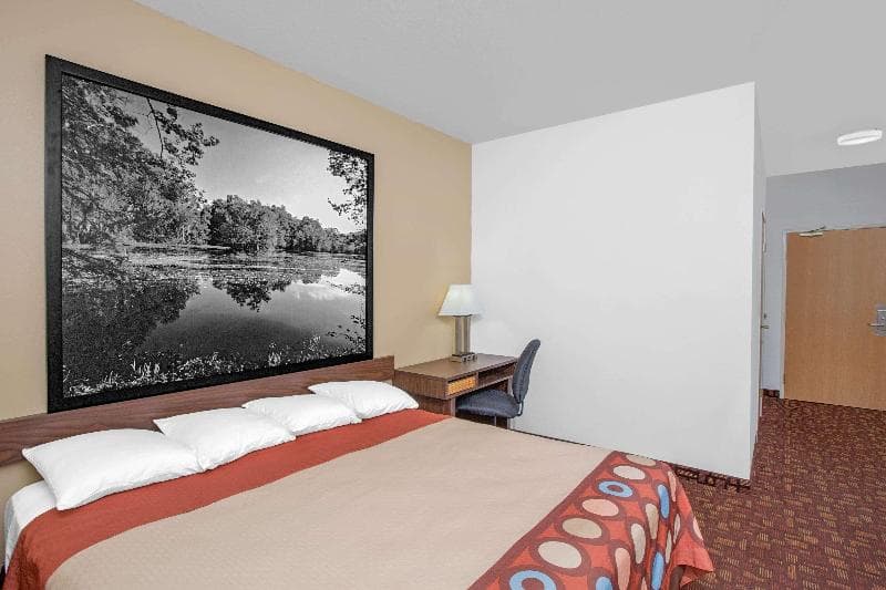 Super 8 By Wyndham Three Rivers 5
