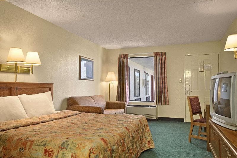 Days Inn by Wyndham Apple Valley Pigeon Forge/Sevierville photo 1