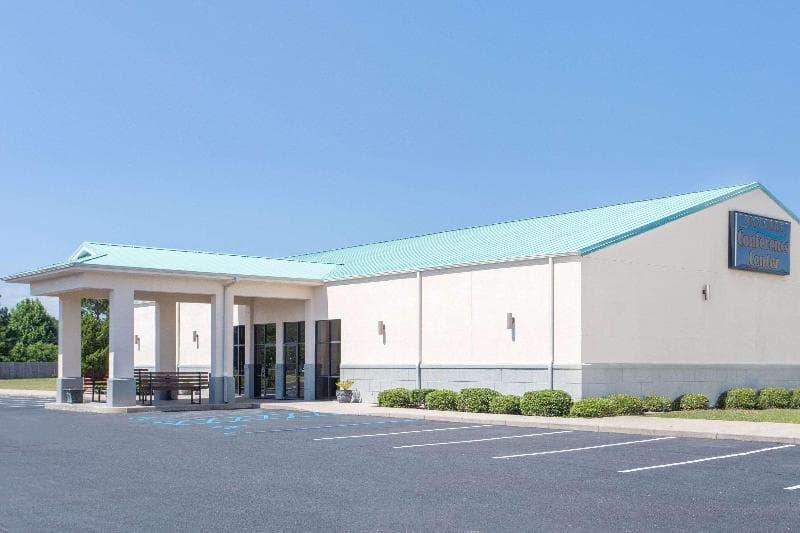 Days Inn & Suites by Wyndham Navarre Conference Center 2
