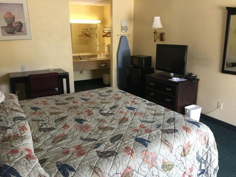 Knights Inn Independence 2