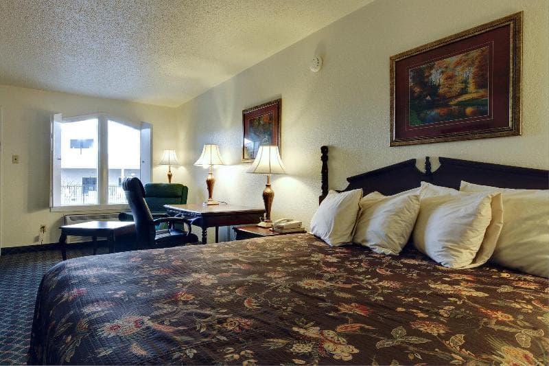 Americas Best Value Inn Paris 3