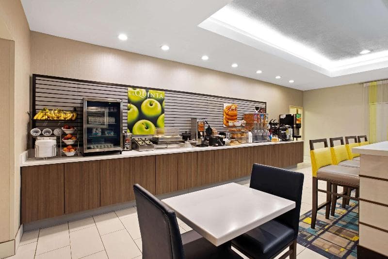 La Quinta Inn & Suites by Wyndham Palestine 3