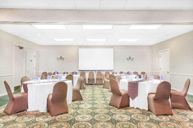 Baymont Inn & Suites Paris 4