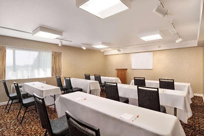 Howard Johnson by Wyndham South Portland 2
