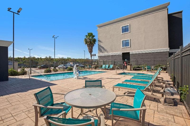 La Quinta Inn & Suites by Wyndham Pasadena North 5