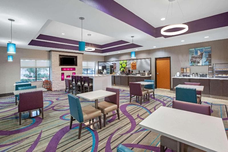 La Quinta Inn & Suites by Wyndham Pasadena North 2
