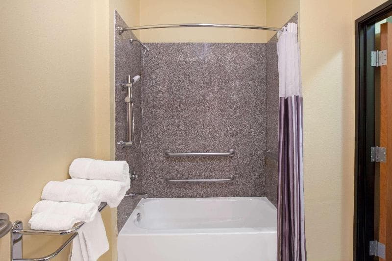 La Quinta Inn & Suites by Wyndham Pasadena North 3