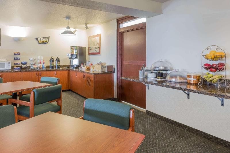 Travelodge Suites by Wyndham Newberg 3