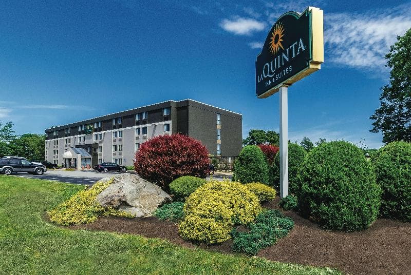 La Quinta Inn & Suites by Wyndham Warwick Providence Airport 2