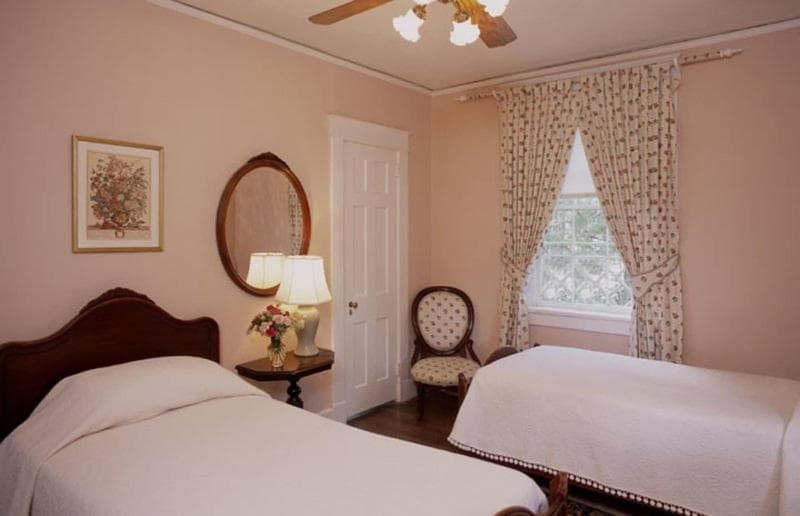 Cedars Of Williamsburg Bed & Breakfast 5