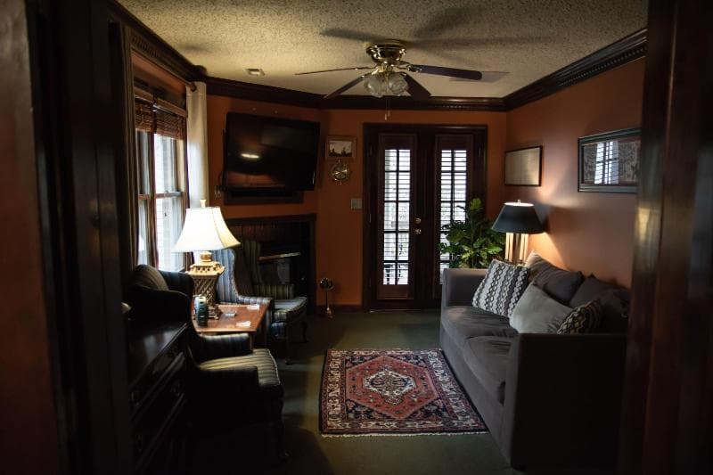 Williamsburg Sampler B & B 3