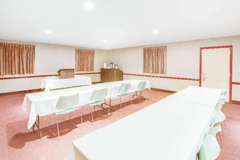 Travelodge by Wyndham Parkersburg 2
