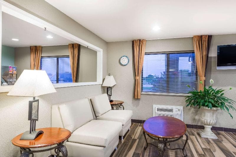 Super 8 By Wyndham Independence Ks 3