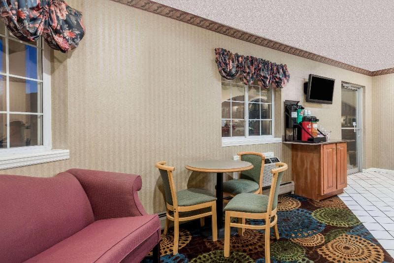 Howard Johnson By Wyndham Lenox 5