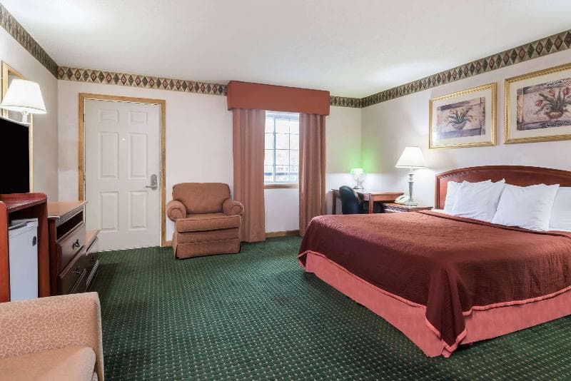 Howard Johnson By Wyndham Lenox 4