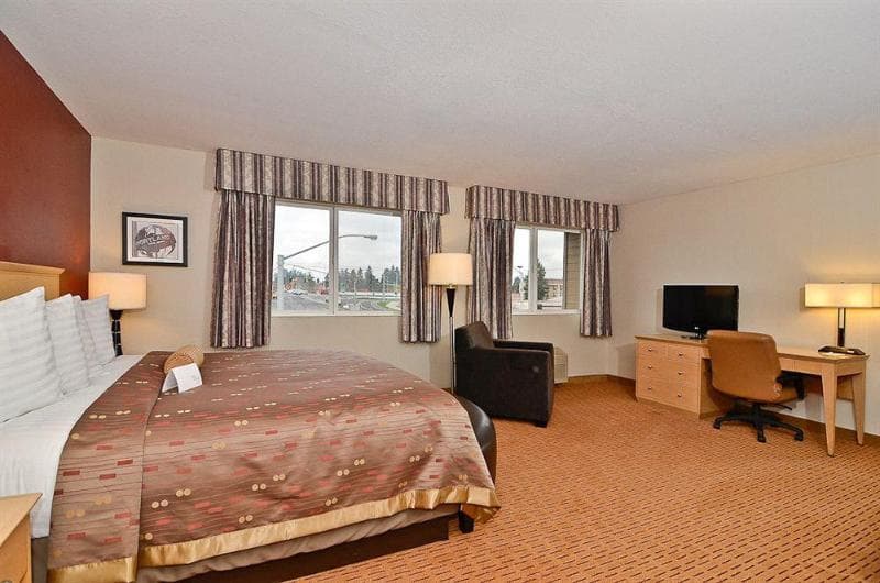 Clackamas Inn & Suites photo 1