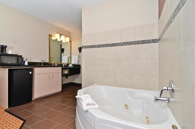 Clackamas Inn & Suites 2
