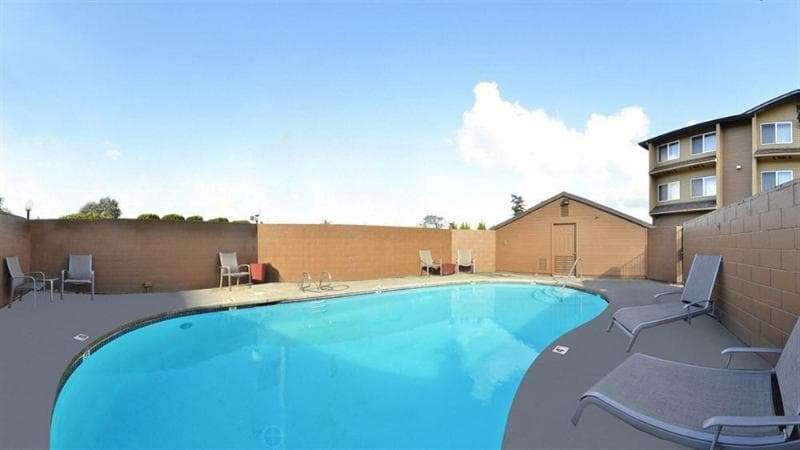 Clackamas Inn & Suites 3