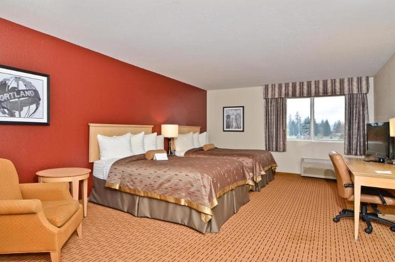 Clackamas Inn & Suites 5