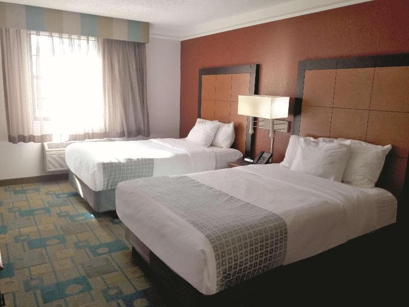 La Quinta Inn by Wyndham Pittsburgh Airport 4