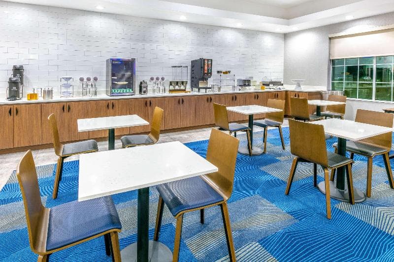 La Quinta Inn & Suites by Wyndham Jacksonville 3