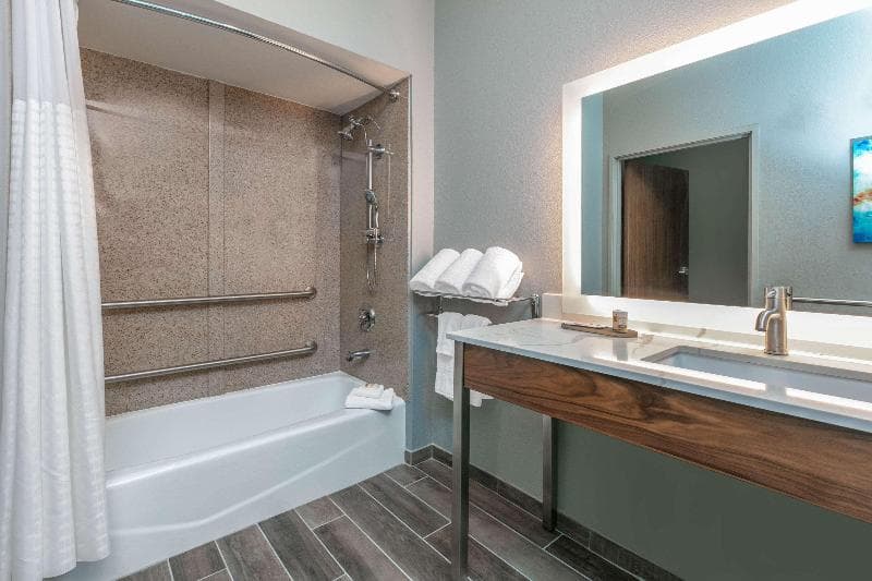 La Quinta Inn & Suites by Wyndham Jacksonville 4
