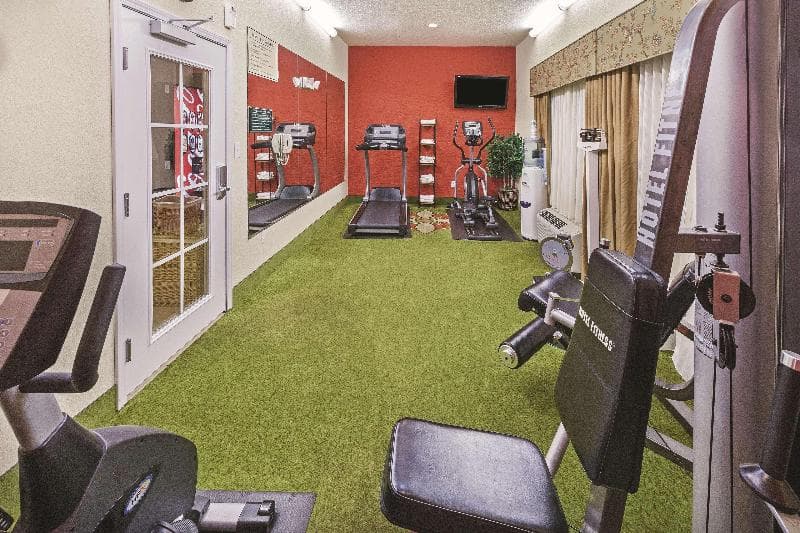 La Quinta Inn & Suites by Wyndham Port Arthur 2