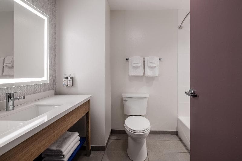 Days Inn & Suites by Wyndham Surprise 2