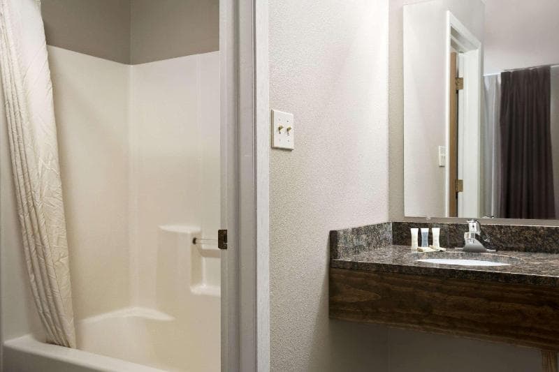 Super 8 by Wyndham Pocatello 4