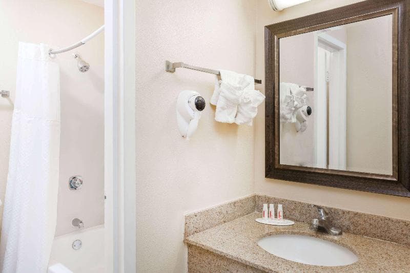 Baymont By Wyndham Peoria 5