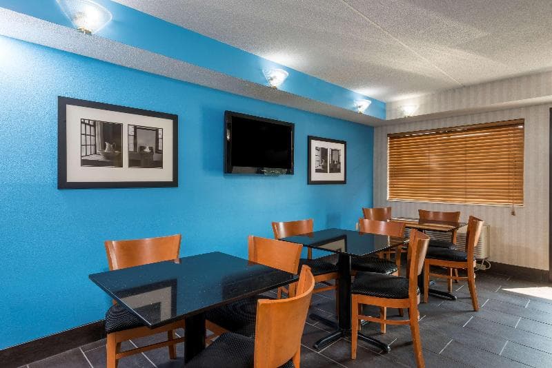 Days Inn by Wyndham Pittsburgh-Harmarville 5
