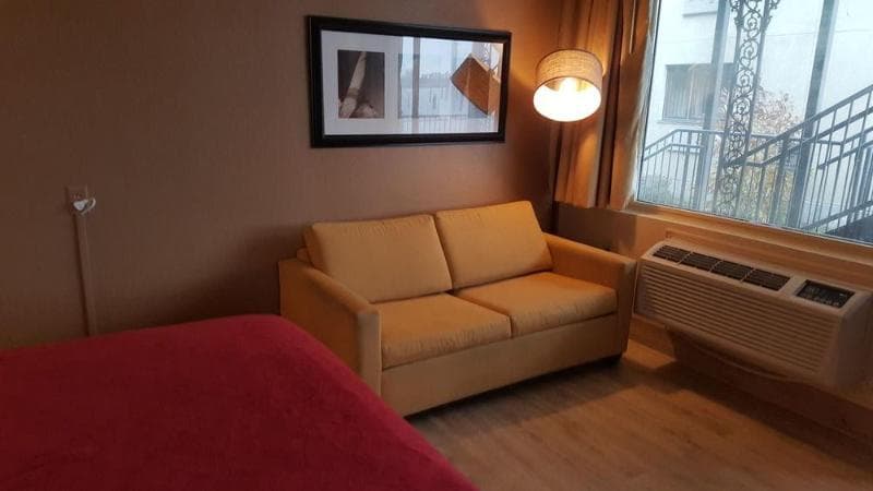 Airport Waterfront Inn 3